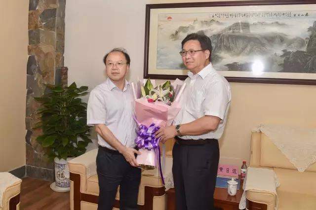 5949dc26830f6.jpg 黃日波副主席向王雙飛董事長(zhǎng)贈(zèng)送鮮花.jpg